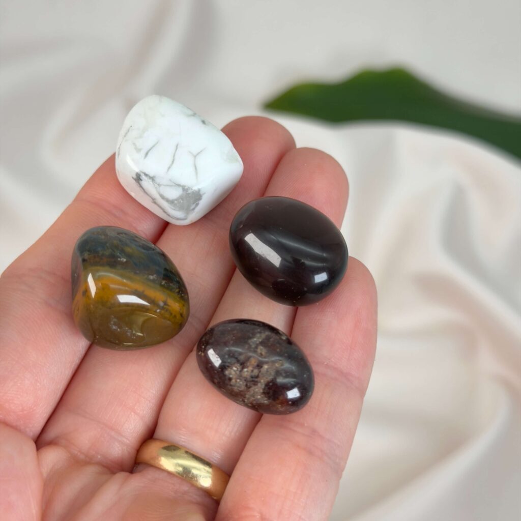 Stjernetegn - Hvilke krystaller passer til dig? 12 Healingssæt til Stenbukken med granat, howlit, røgkvarts og tigerøje i stabil og balanceret opstilling