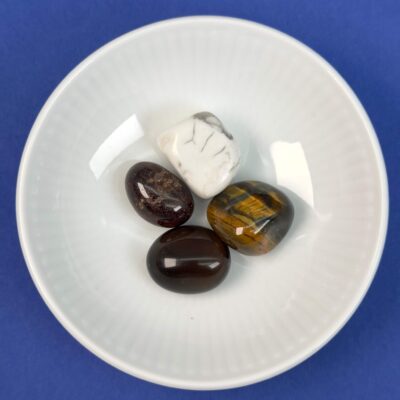 Healingssæt til Stenbukken med granat, howlit, røgkvarts og tigerøje i stabil og balanceret opstilling