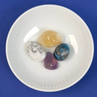 Healingssæt til Tvillingerne med fluorit, citrin, blå apatit og howlit i let og balanceret opstilling