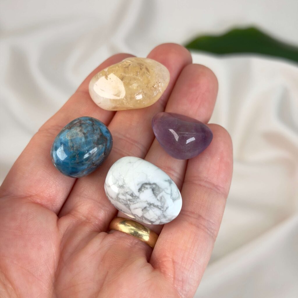 Stjernetegn - Hvilke krystaller passer til dig? 5 Healingssæt til Tvillingerne med fluorit, citrin, blå apatit og howlit i let og balanceret opstilling