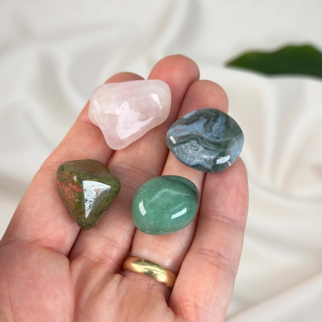 Stjernetegn - Hvilke krystaller passer til dig? 4 Healingssæt til Tyren med grøn aventurin, mos agat, rosakvarts og unakit i rolig og harmonisk opstilling