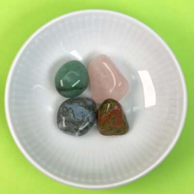Healingssæt til Tyren med grøn aventurin, mos agat, rosakvarts og unakit i rolig og harmonisk opstilling