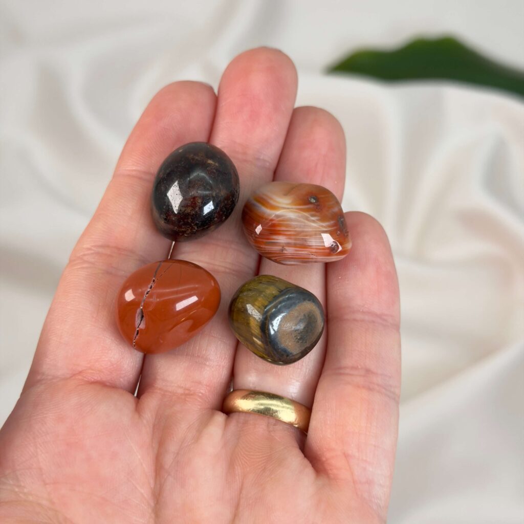 Stjernetegn - Hvilke krystaller passer til dig? 3 Healingssæt til Vædderen med granat, karneol, rød jaspis og tigerøje i kraftfuld og balanceret opstilling
