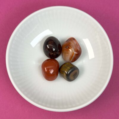 Healingssæt til Vædderen med granat, karneol, rød jaspis og tigerøje i kraftfuld og balanceret opstilling