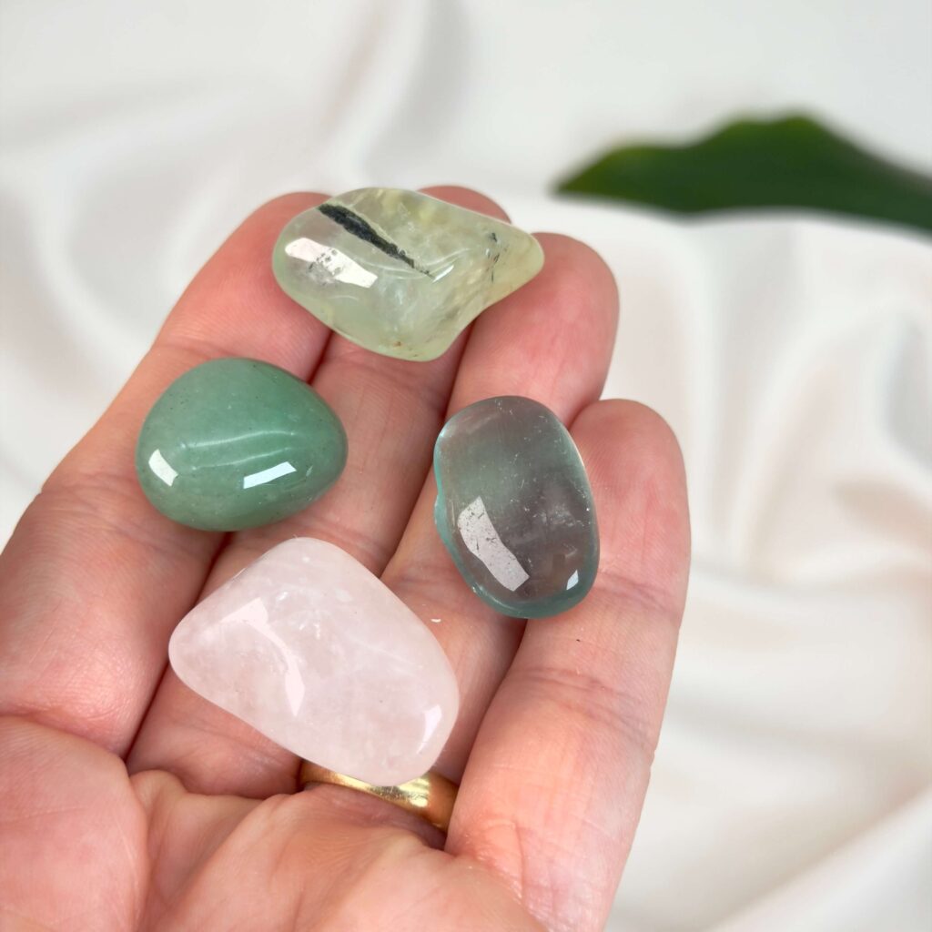 Stjernetegn - Hvilke krystaller passer til dig? 9 Healingssæt til Vægten med rosakvarts, grøn aventurin, fluorit og prehnit samlet i rolig og harmonisk opstilling