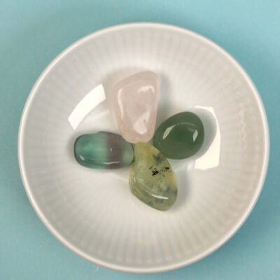 Healingssæt til Vægten med rosakvarts, grøn aventurin, fluorit og prehnit samlet i rolig og harmonisk opstilling