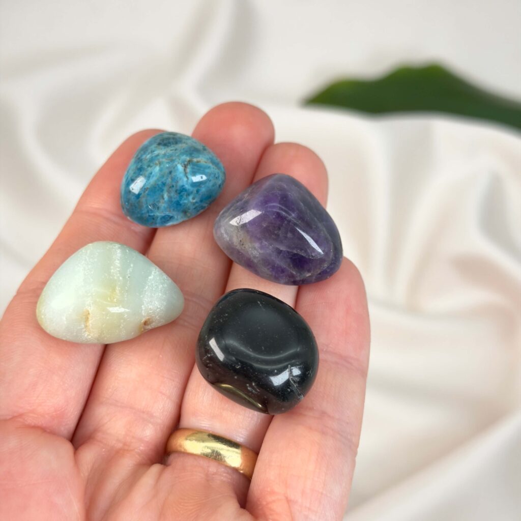 Stjernetegn - Hvilke krystaller passer til dig? 13 Healingssæt til Vandmanden med amazonit, ametyst, blå apatit og sort obsidian i harmonisk og balanceret opstilling