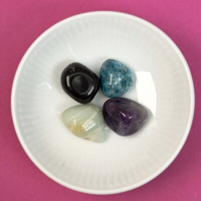 Healingssæt til Vandmanden med amazonit, ametyst, blå apatit og sort obsidian i harmonisk og balanceret opstilling