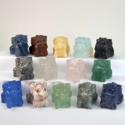 Krystal babydrage der symboliserer mod, udvikling og indre styrke perfekt som en påmindelse om nye begyndelser og personlig vækst