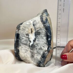 Agat krystallampe med varme farver og elegant naturligt udtryk