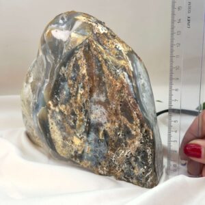 Unik agat lampe med oplyst krystalstruktur og naturlige detaljer