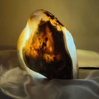 Unik agat lampe med oplyst krystalstruktur og naturlige detaljer