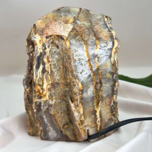 Dekorativ agat lampe med levende lys og rå naturlig struktur