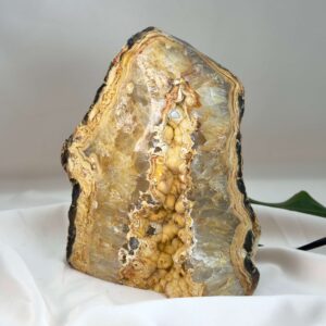 Stor agat lampe med lys gennem naturlige bånd og farvespil