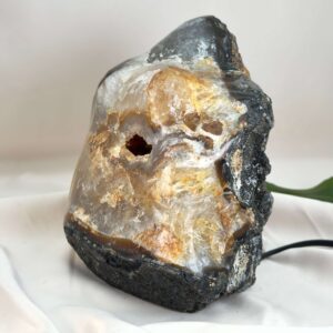 Agat lampe med varm gylden glød og naturlige krystal mønstre
