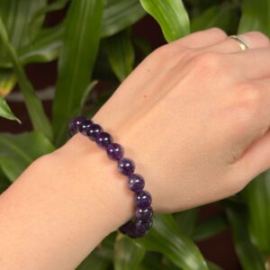 Ametyst armbånd med naturlige lilla krystalperler på arm