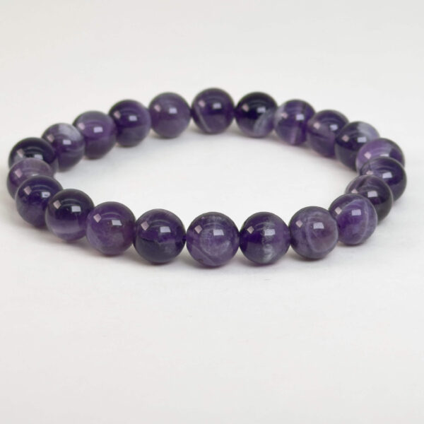 Ametyst bånd armbånd med lilla krystalperler og naturlig glans i stilrent design