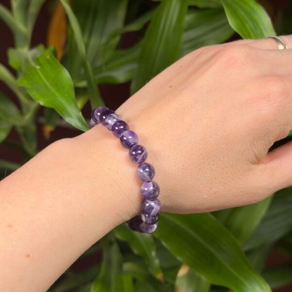 Ametyst bånd armbånd med naturlige lilla krystalperler set forfra