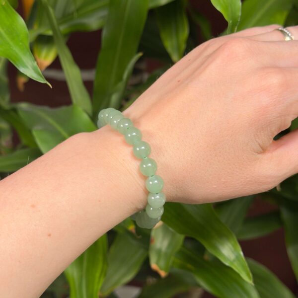 Grøn Aventurin armbånd med naturlige grønne krystalperler i elegant harmonisk design