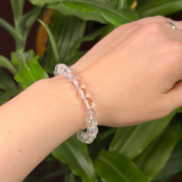 Bjergkrystal armbånd med klare naturlige krystalperler i elegant harmonisk design