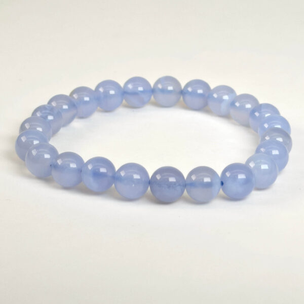 Blondeagat armbånd med blå nuancer og naturlige krystalperler i elegant design