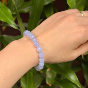 Blondeagat armbånd med blå nuancer og naturlige krystalperler i elegant design