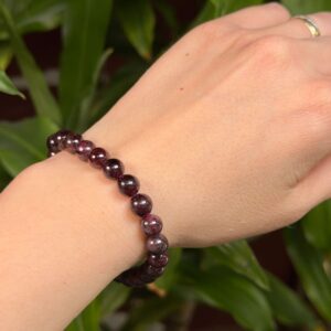 Granat armbånd med dybrøde krystalperler og elegant naturligt udtryk