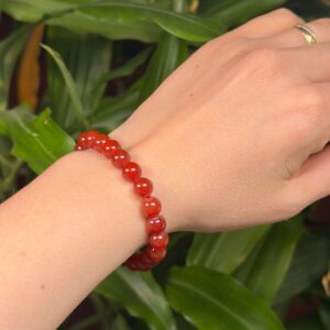 Karneol armbånd med varme orange og røde krystalperler i naturligt energifyldt design