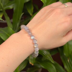 Labradorit armbånd med mørke krystalperler og farvespil i blå og grønne nuancer