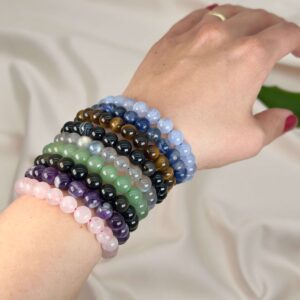 Krystal armbånd i forskellige farver og naturlige krystalperler i elegant design