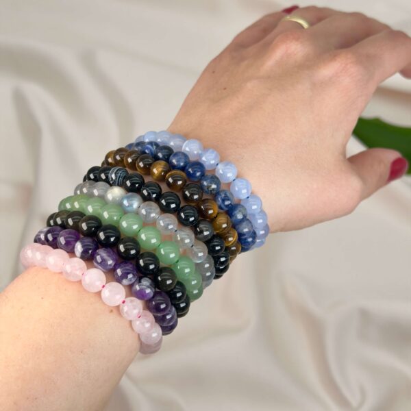 Krystal armbånd i forskellige farver og naturlige krystalperler i elegant design