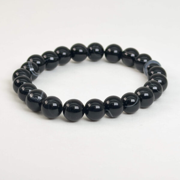 Sort Sardonyx armbånd i krystal med mørke naturlige lag og poleret struktur