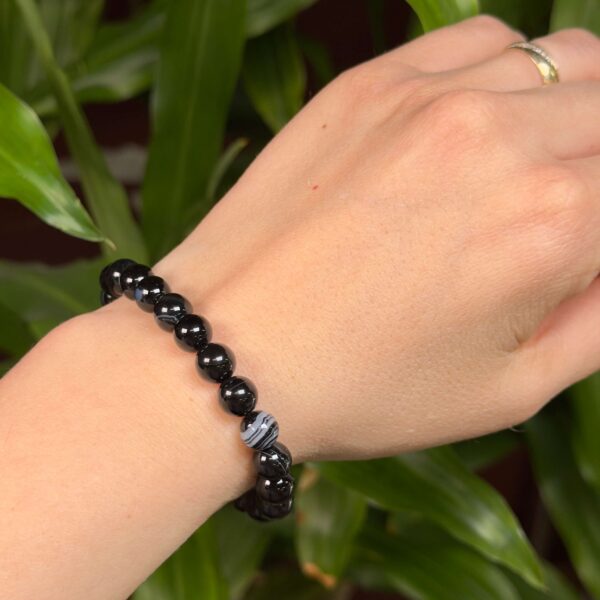 Sort Sardonyx armbånd i krystal med mørke naturlige lag og poleret struktur