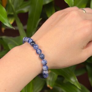 Sodalit armbånd med dybblå krystalperler og naturlige hvide mønstre