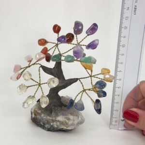 Chakra træ med naturlige krystaller i forskellige farver