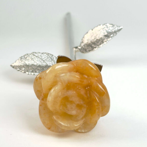 Golden Healer rose med gule nuancer og sølvfarvet stilk i elegant design