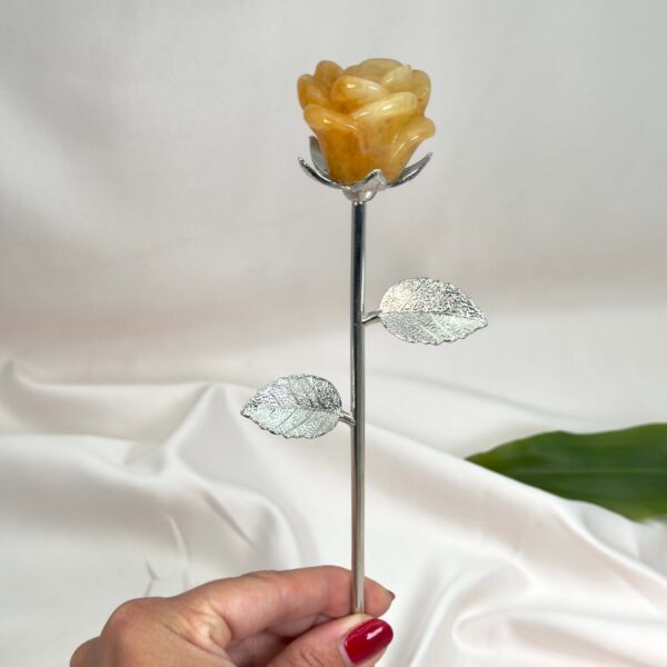 Golden Healer rose med gule nuancer og sølvfarvet stilk i elegant design