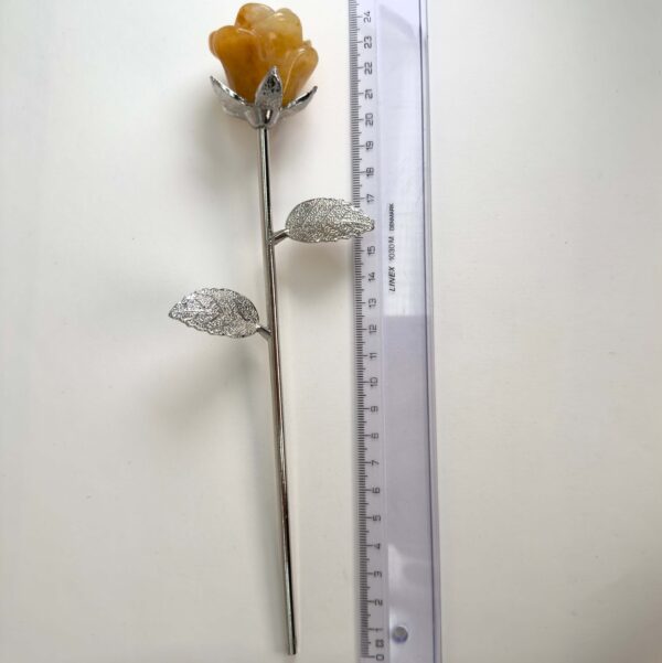 Golden Healer rose med gule nuancer og sølvfarvet stilk i elegant design