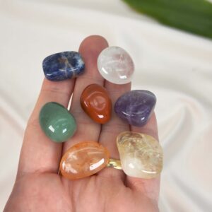 Chakra healingssæt med bjergkrystal, ametyst, sodalit, grøn aventurin, citrin, karneol og rød jaspis