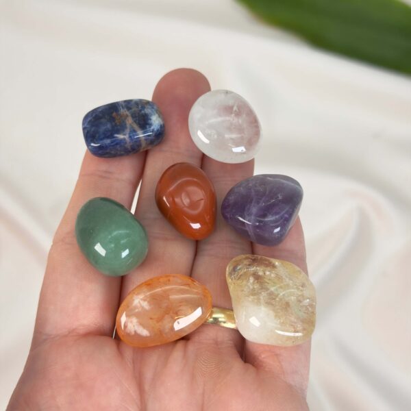 Chakra healingssæt med bjergkrystal, ametyst, sodalit, grøn aventurin, citrin, karneol og rød jaspis