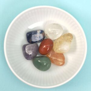Chakra healingssæt med bjergkrystal, ametyst, sodalit, grøn aventurin, citrin, karneol og rød jaspis