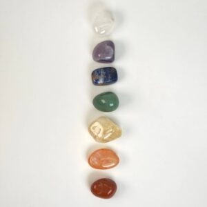 Chakra healingssæt med bjergkrystal, ametyst, sodalit, grøn aventurin, citrin, karneol og rød jaspis