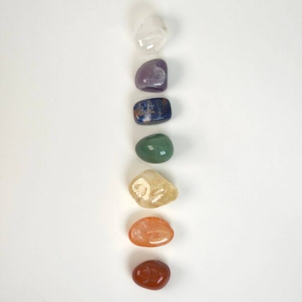 Chakra healingssæt med bjergkrystal, ametyst, sodalit, grøn aventurin, citrin, karneol og rød jaspis