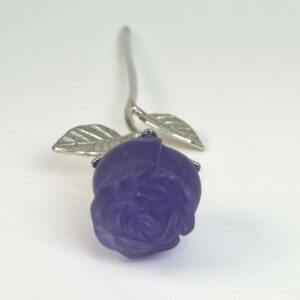 Lilla Fluorit rose med violette krystalblade og sølvfarvet stilk i elegant design