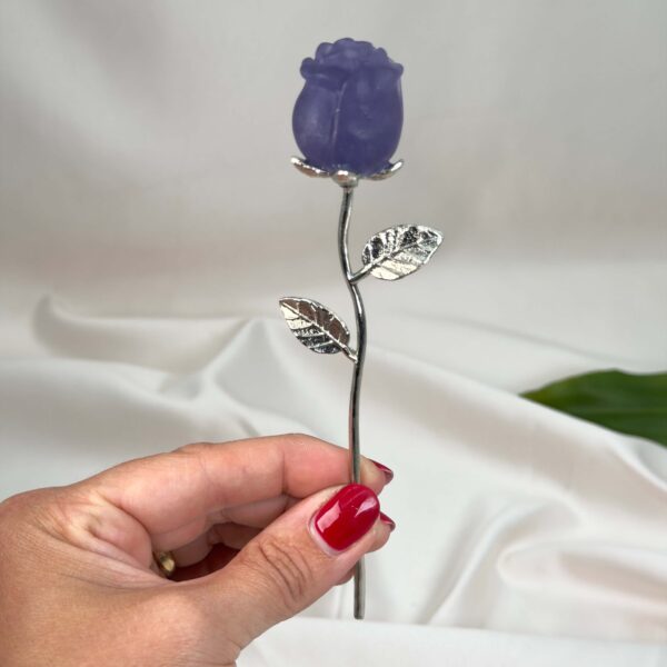 Lilla Fluorit rose med violette krystalblade og sølvfarvet stilk i elegant design