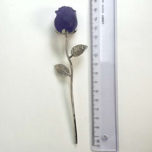 Lilla Fluorit rose med violette krystalblade og sølvfarvet stilk i elegant design