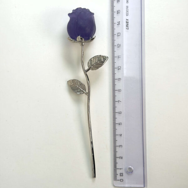 Lilla Fluorit rose med violette krystalblade og sølvfarvet stilk i elegant design