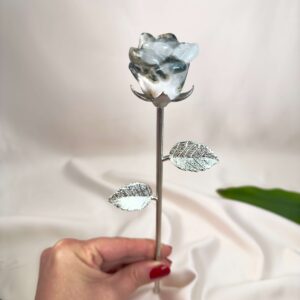 Mos Agat rose med naturlige grønne mønstre og sølvfarvet stilk i elegant design