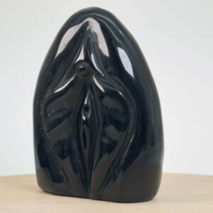 Sort obsidian vulva i blank poleret naturkrystal
