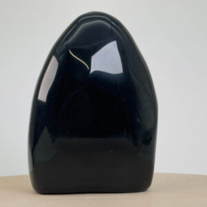 Sort obsidian vulva i blank poleret naturkrystal